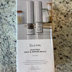 Sur la table electronic salt and pepper shakers